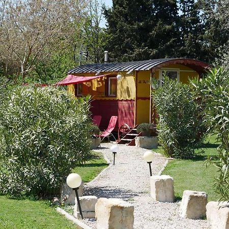 MAS MAURANE-Roulotte avec SPA privé Tarascona Esterno foto