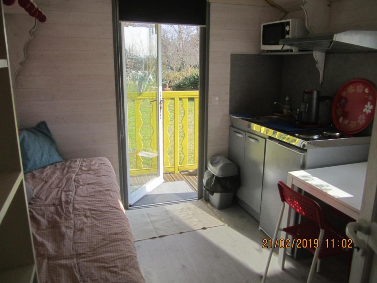 MAS MAURANE-Roulotte avec SPA privé Tarascona Esterno foto