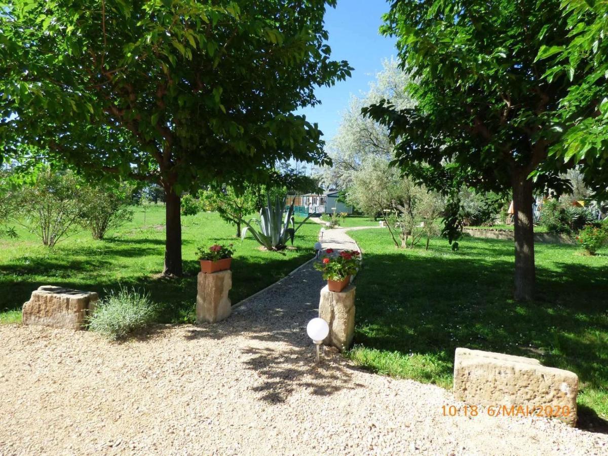 MAS MAURANE-Roulotte avec SPA privé Tarascona Esterno foto